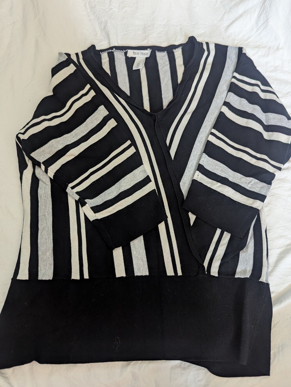 White House Black Market Women's V-neck Chevron Stripes 3/4 sleeve sweater Large